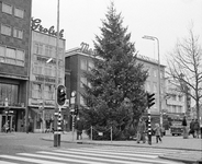 856423 Afbeelding van de kerstboom op het Vredenburg te Utrecht.